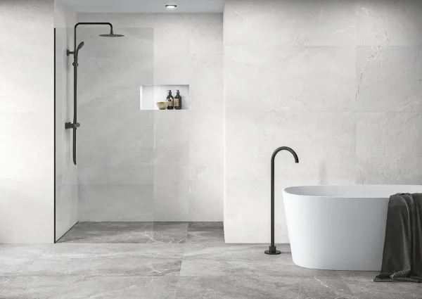 Baño con azulejos efecto piedra en tonos neutros, colección Lucca de Peronda