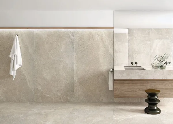 Baño con azulejos efecto piedra, colección Lucca de Peronda