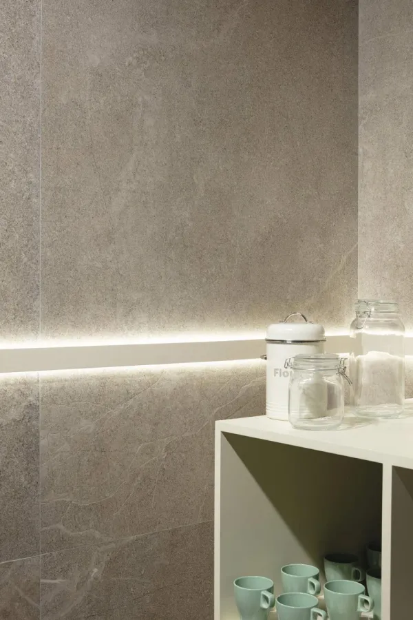 Baño con azulejos efecto piedra, colección Lucca de Peronda