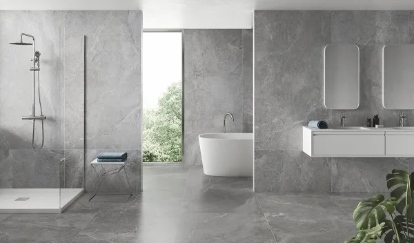 Baño con azulejos efecto piedra en tonos neutros, colección Lucca de Peronda