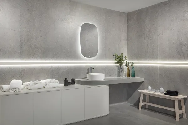 Baño con azulejos efecto piedra en tonos neutros, colección Lucca de Peronda