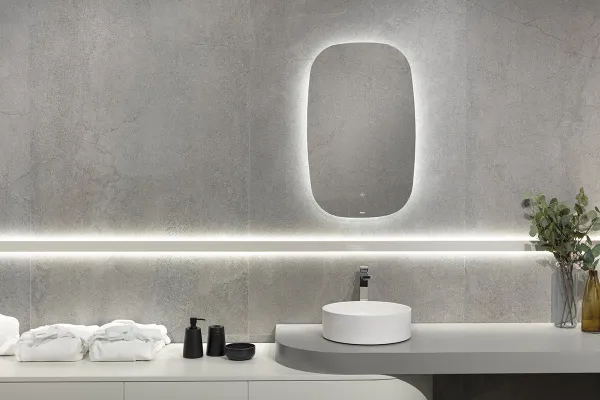 Baño con azulejos efecto piedra en tonos neutros, colección Lucca de Peronda