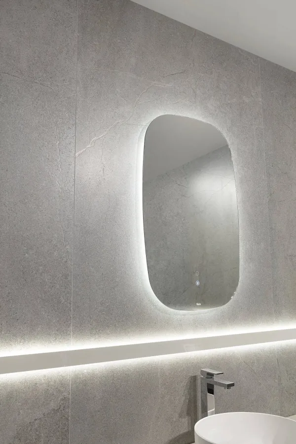 Baño con azulejos efecto piedra en tonos neutros, colección Lucca de Peronda