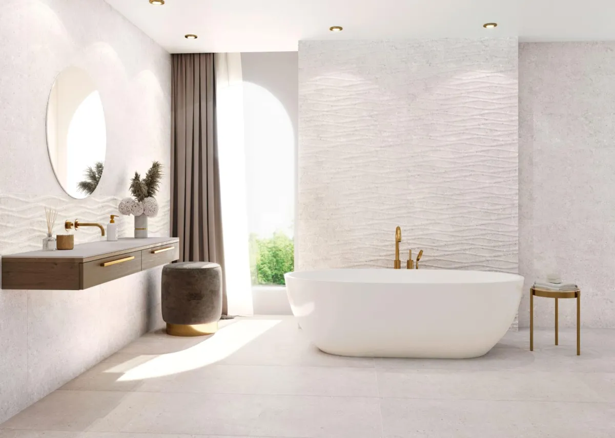Baño con azulejos efecto piedra, colección Lucena de Bellacasa