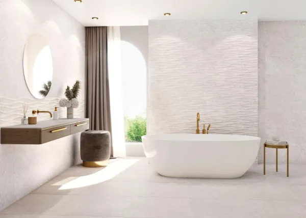 Baño con azulejos efecto piedra, colección Lucena de Bellacasa