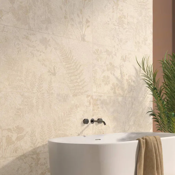 Baño con azulejos efecto piedra en tonos cálidos, colección Luxor de Colorker