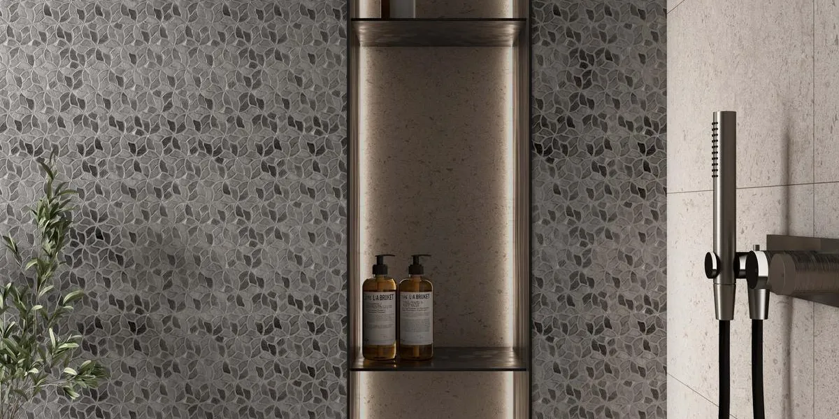Baño con azulejos efecto piedra en tonos neutros, colección Luxor de Colorker