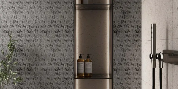 Baño con azulejos efecto piedra en tonos neutros, colección Luxor de Colorker