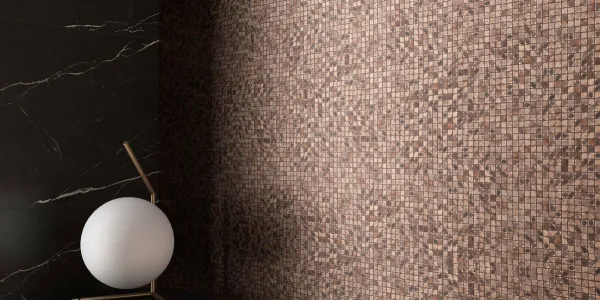 Baño con azulejos efecto piedra en tonos cálidos, colección Luxor de TAU ceràmica