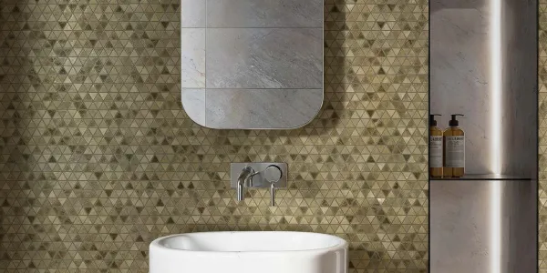 Baño con azulejos efecto piedra en tonos cálidos, colección Luxor de TAU ceràmica