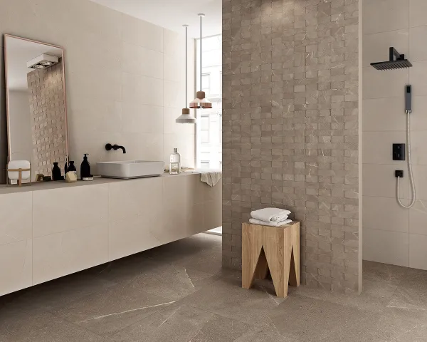 Baño con azulejos efecto piedra en tonos cálidos, colección Madison de Colorker