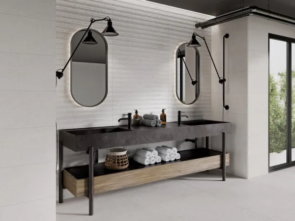 Baño con azulejos efecto piedra en tonos neutros, colección Madison de Fanal