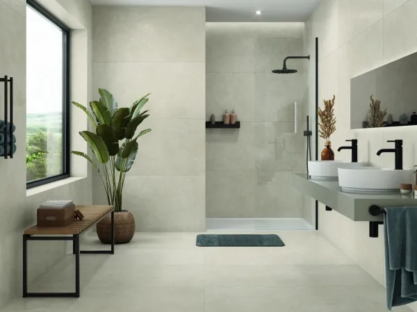 Baño con azulejos efecto piedra en tonos neutros, colección Madison de Keratile