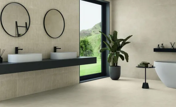 Baño con azulejos efecto piedra en tonos neutros, colección Madison de Keratile