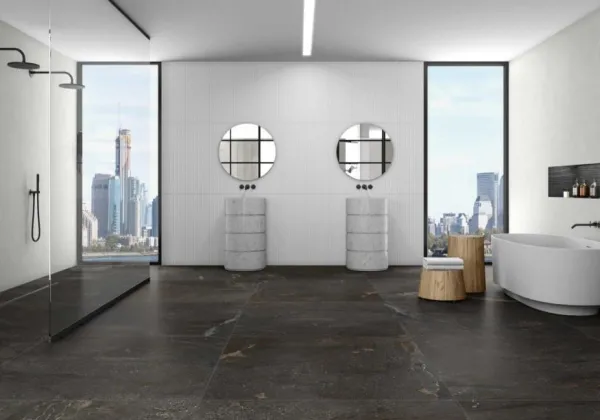 Baño con azulejos efecto piedra en tonos neutros, colección Mainstone de TAU ceràmica