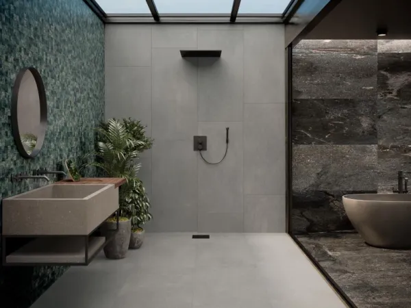 Baño con azulejos efecto piedra en tonos neutros, colección Mainstone de TAU ceràmica