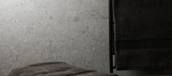 Baño con azulejos efecto piedra en tonos neutros, colección Meridia de Argenta