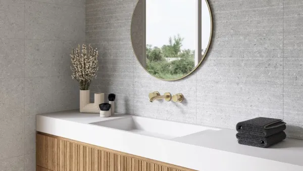 Baño con azulejos efecto piedra en tonos neutros, colección Meridia de Argenta