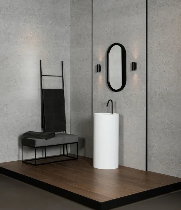 Baño con azulejos efecto piedra en tonos neutros, colección Meridia de Argenta