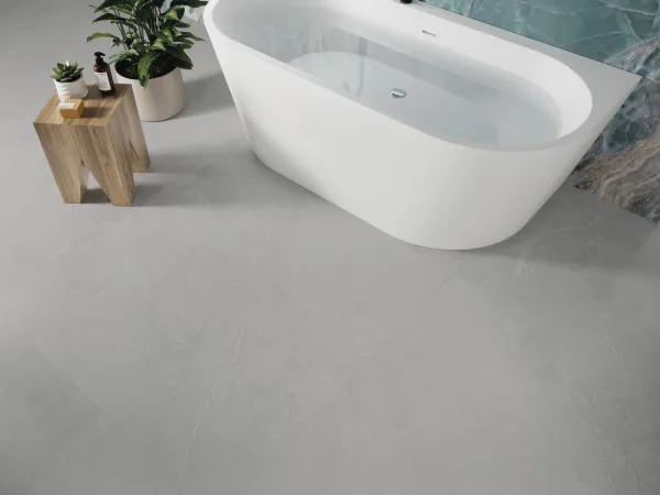 Baño con azulejos efecto piedra en tonos neutros, colección Munich de Cifre