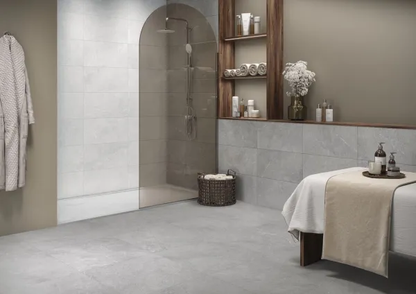 Baño con azulejos efecto piedra en tonos neutros, colección Munich de Cifre