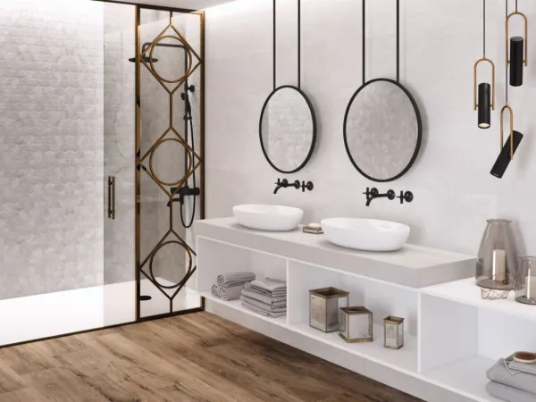 Baño con azulejos efecto piedra en tonos neutros, colección Mustang de Durstone