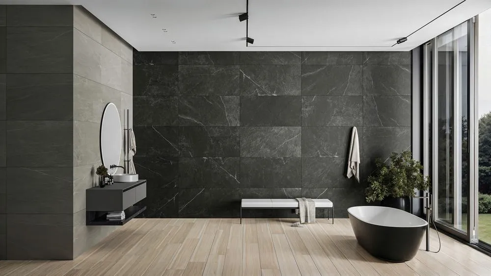 Baño con azulejos efecto piedra en tonos neutros, colección Mythe de TAU ceràmica