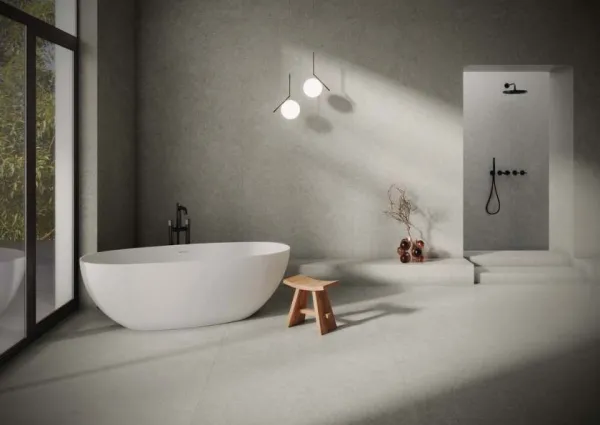 Baño con azulejos efecto piedra en tonos neutros, colección Mytos de Cifre