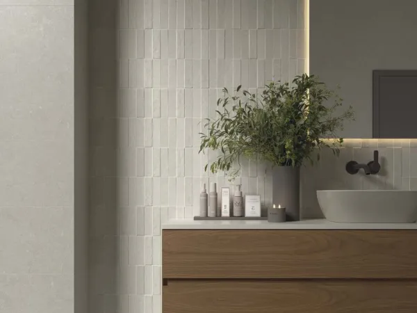 Baño con azulejos efecto piedra, colección Mytos de Cifre