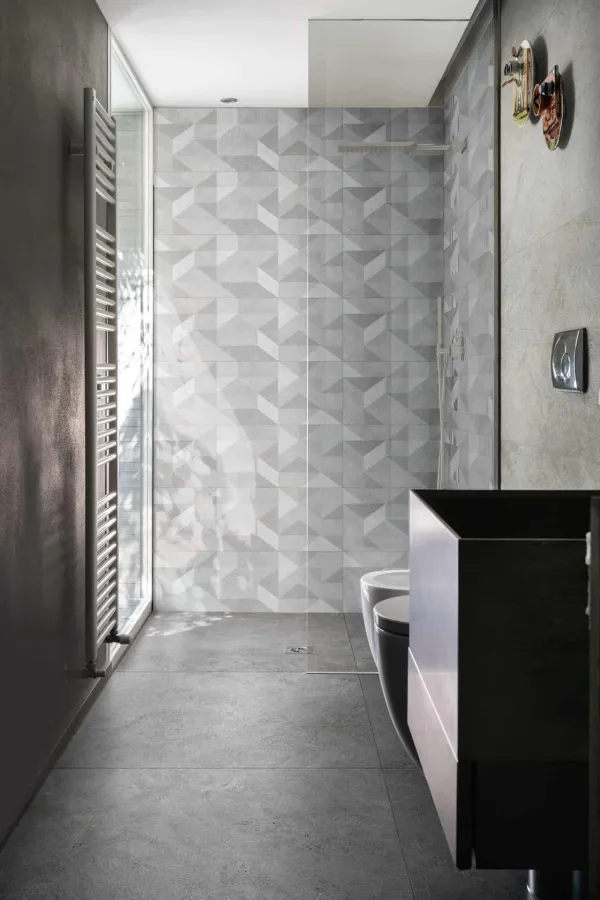 Baño con azulejos efecto piedra en tonos neutros, colección Naturalia de Marazzi