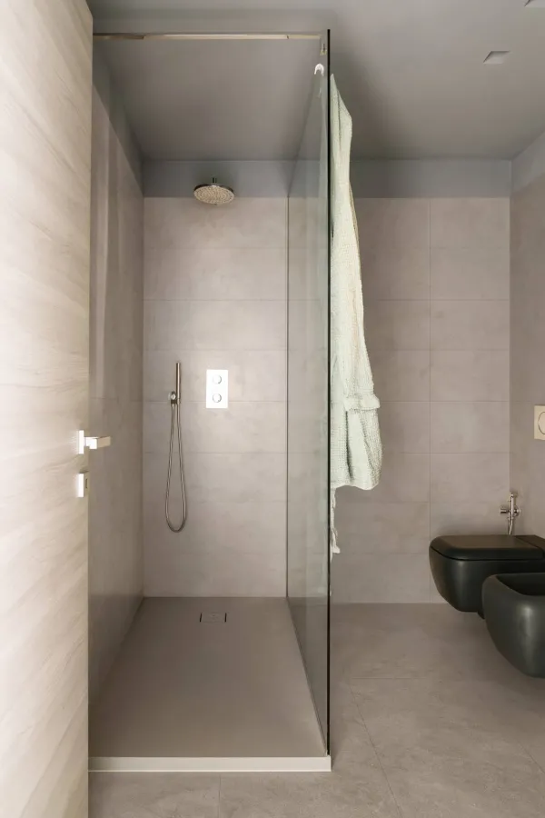 Baño con azulejos efecto piedra, colección Naturalia de Marazzi