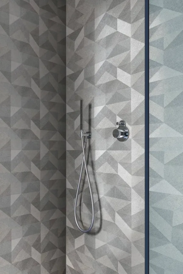 Baño con azulejos efecto piedra en tonos neutros, colección Naturalia de Marazzi