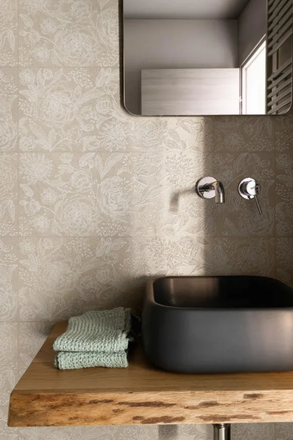 Baño con azulejos efecto piedra en tonos cálidos, colección Naturalia de Marazzi