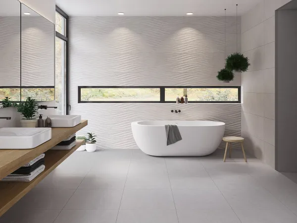 Baño con azulejos efecto piedra en tonos neutros, colección Nature de Peronda