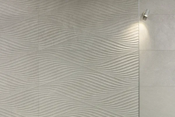 Baño con azulejos efecto piedra en tonos neutros, colección Nature de Peronda