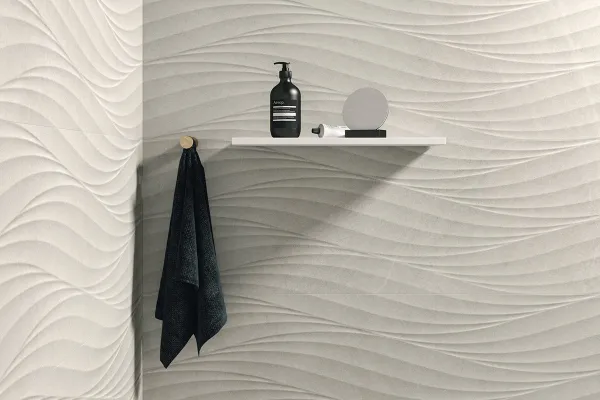 Baño con azulejos efecto piedra en tonos neutros, colección Nature de Peronda