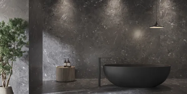 Baño con azulejos efecto piedra en tonos neutros, colección Negresco de Argenta