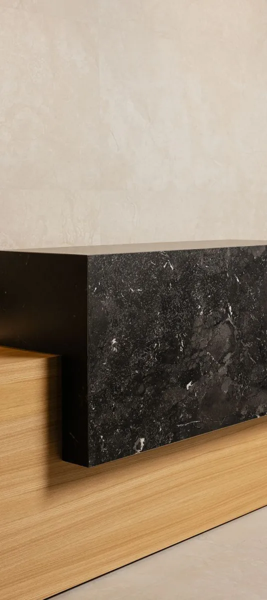 Baño con azulejos efecto piedra en tonos cálidos, colección Negresco de Argenta