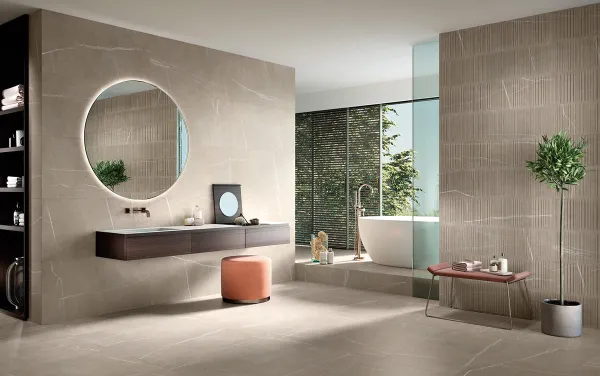 Baño con azulejos efecto piedra en tonos cálidos, colección Nomade de Colorker