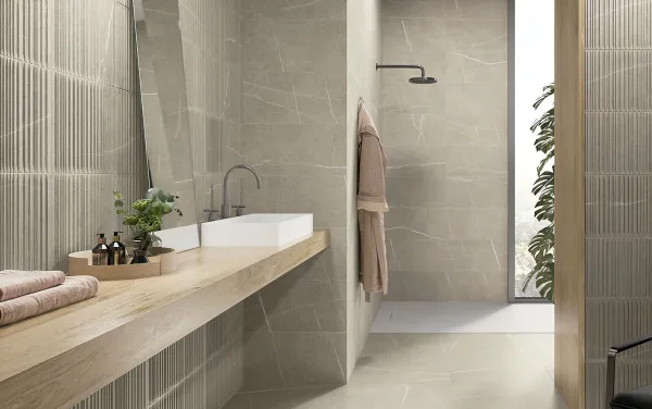 Baño con azulejos efecto piedra, colección Nomade de Colorker