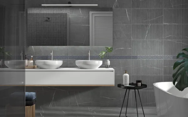 Baño con azulejos efecto piedra en tonos neutros, colección Nomade de Colorker