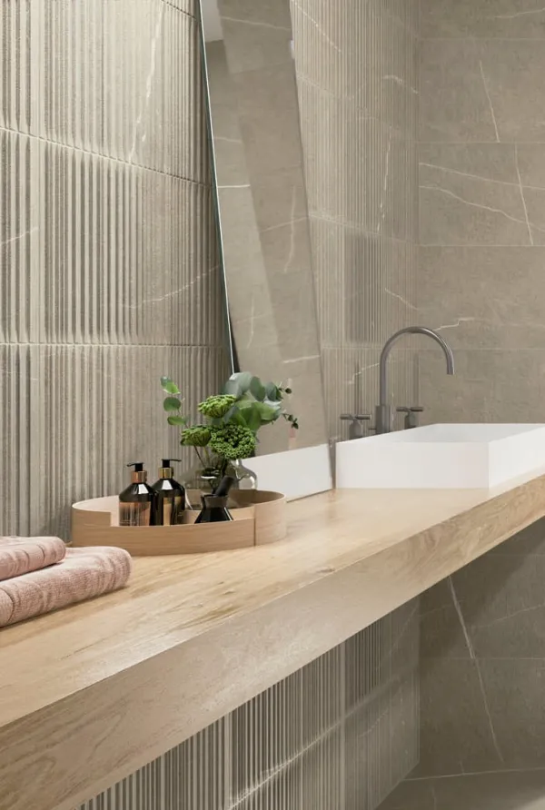 Baño con azulejos efecto piedra en tonos cálidos, colección Nomade de Colorker