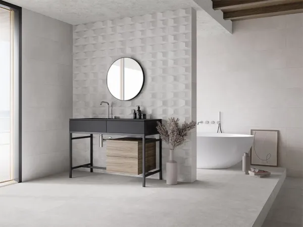 Baño con azulejos efecto piedra en tonos neutros, colección Nomade de ROCERSA