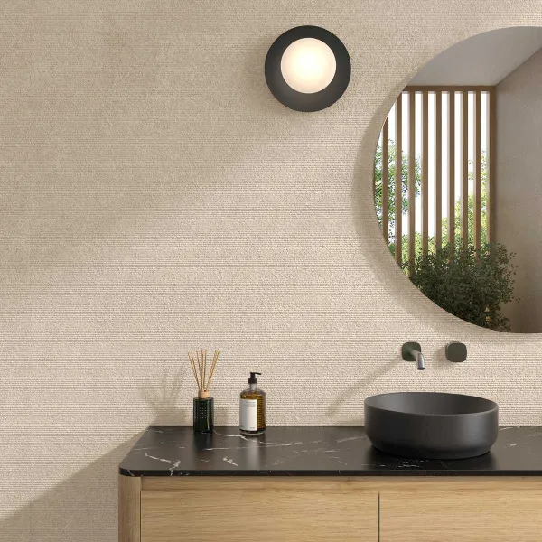 Baño con azulejos efecto piedra en tonos cálidos, colección Noordal de Colorker