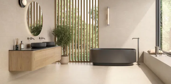 Baño con azulejos efecto piedra en tonos cálidos, colección Noordal de Colorker