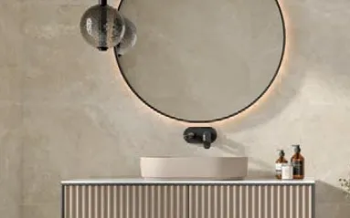 Baño con azulejos efecto piedra en tonos cálidos, colección Nuances de STN