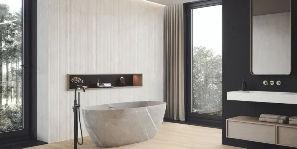 Baño con azulejos efecto piedra en tonos neutros, colección Numen de Museum