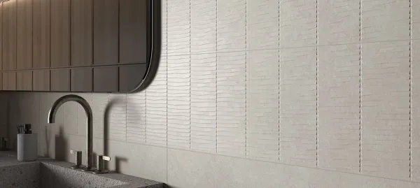 Baño con azulejos efecto piedra en tonos neutros, colección Olatua de TAU ceràmica