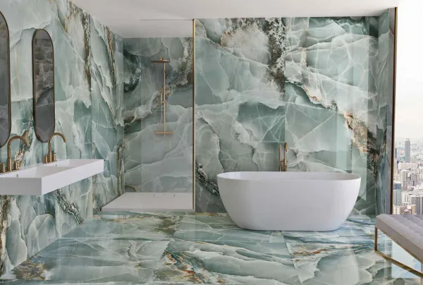 Baño con azulejos efecto piedra en tonos fríos, colección Onyx de Baldocer