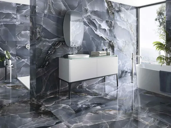 Baño con azulejos efecto piedra en tonos fríos, colección Onyx de Baldocer